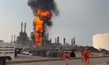 Reportan fuerte incendio en refinería de Oaxaca