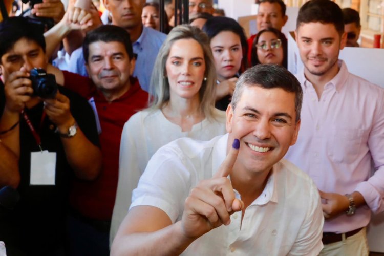 Retiene el oficialismo la presidencia de Paraguay; gana Santiago Peña