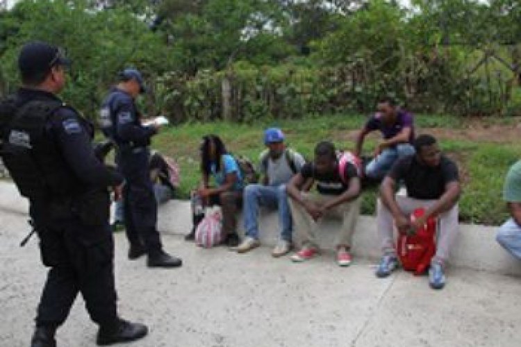 Policía de Puebla y Veracruz, extorsionan a migrantes centroamericanos