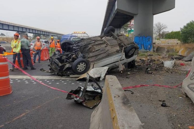 Muere conductor al volcar en la autopista México-Puebla