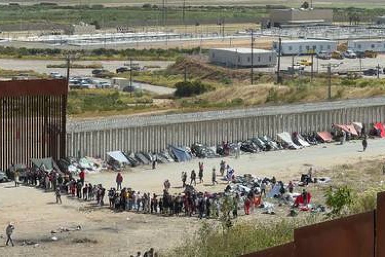Activistas y migrantes permanecen en frontera Tijuana -San Diego