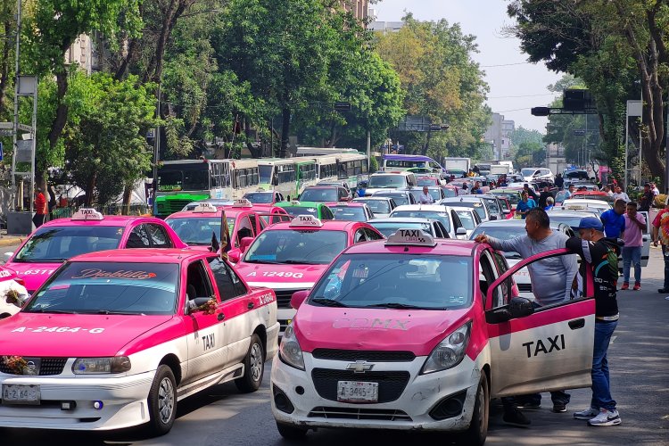 Taxistas bloquean calles de la CDMX; exigen desaparición de vehículos de aplicación