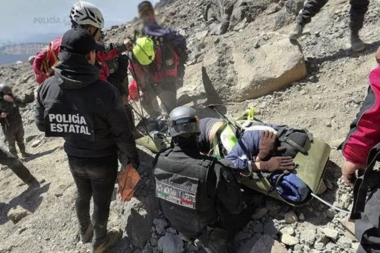 Rescatan a alpinista que quedó atrapado en paraje del Popocatépetl