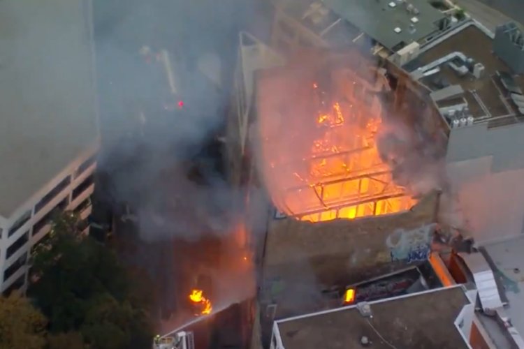 Video: Incendio ocasiona derrumbe en edificio en Australia