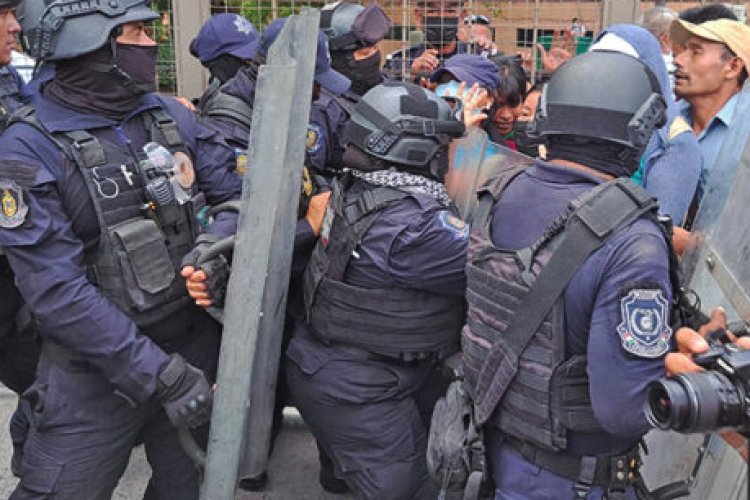 Agreden a niños y padres de familia policías estatales de Guerrero