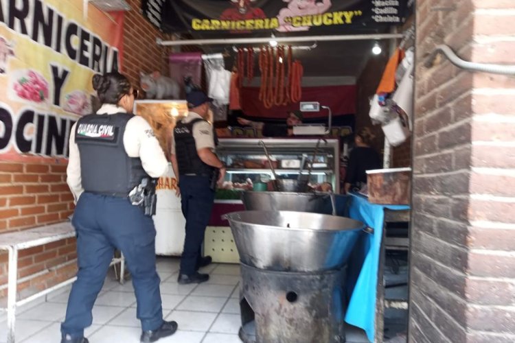 Buscan a hombre que aventó a perrito en aceite en carnicería de Tecámac