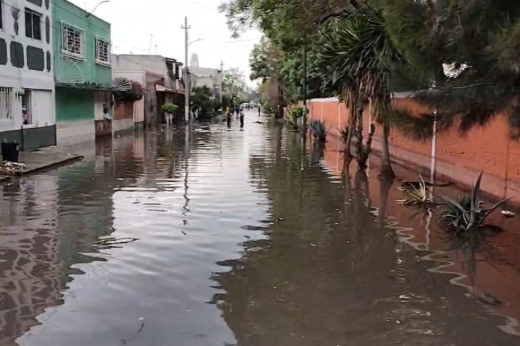 Fuerte lluvia inunda calles principales de Ecatepec, Edomex