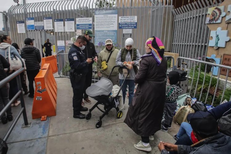 Migrantes que buscan asilo en EEUU se instalan en cruce fronterizo de Tijuana
