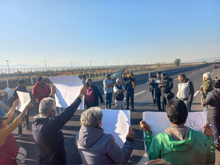 Manifestantes exigen reparación de cárcamo en Ecatepec