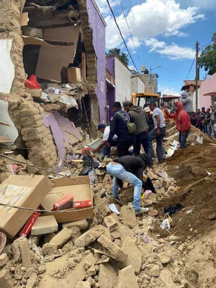 Un muerto y dos heridos deja derrumbe de barda en Toluca