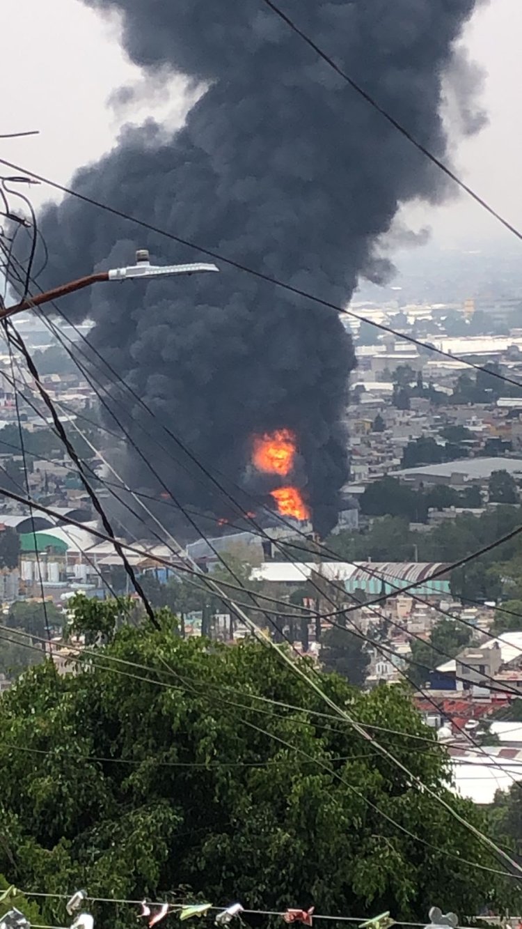 Sofocan incendio en fábrica de pinturas de Ecatepec; un bombero resultó herido