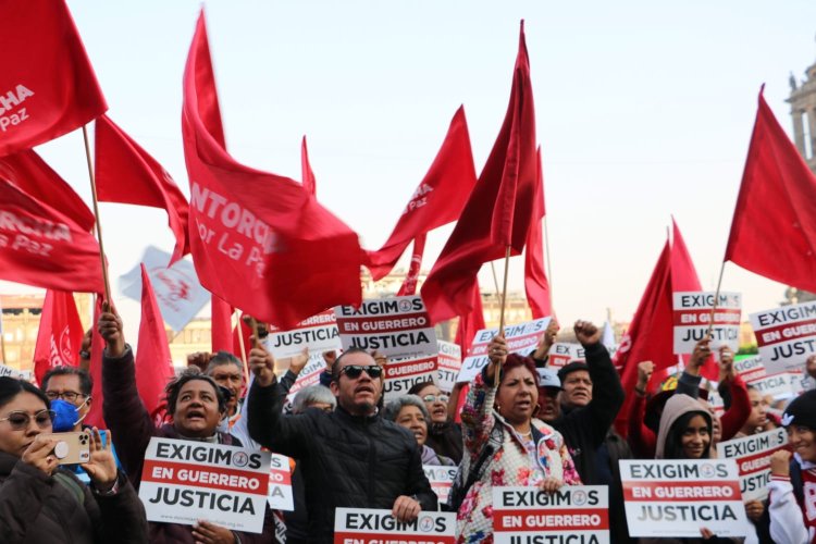 Antorcha arriba al Zócalo para exigir justicia en Guerrero