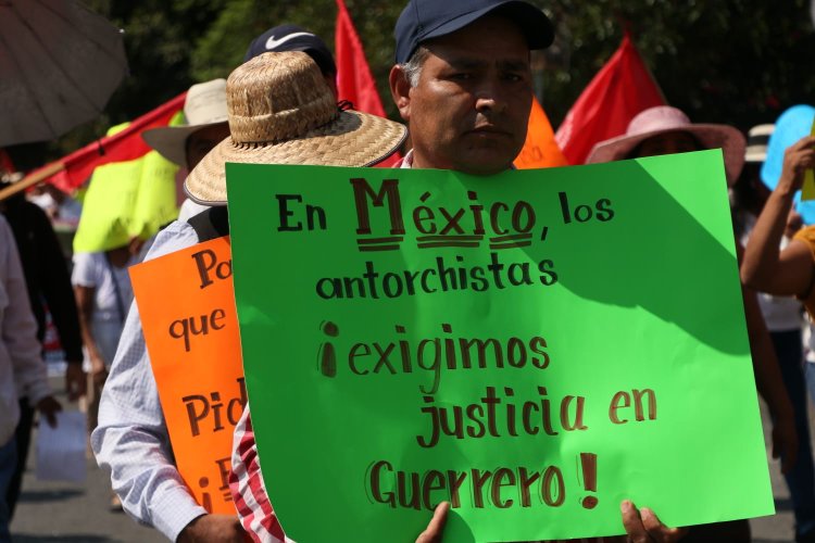 La cotidianidad de las calles de Chilpancingo ahora albergó el llamado de miles de ciudadanos en esta marcha por la justicia 