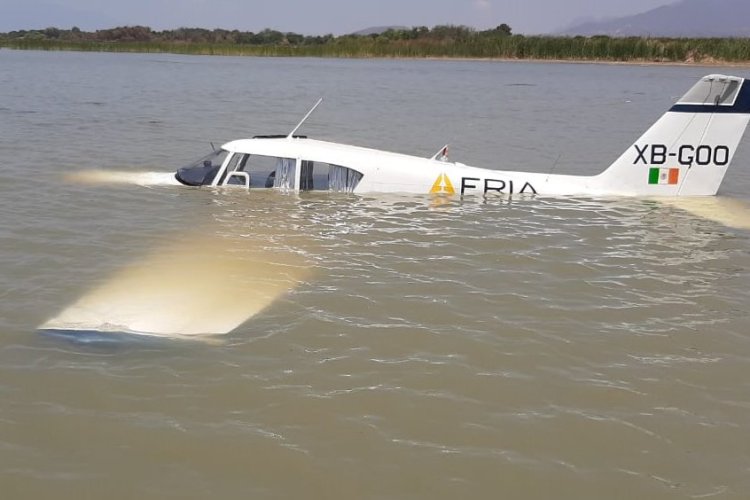 Avioneta realiza acuatizaje en el Lago de Chapala, Jalisco por fallo en el motor