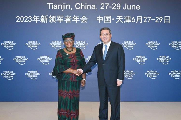 China critica la política unilateral y el proteccionismo en encuentro con jefa de la OMC