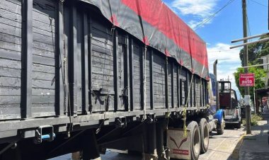 Encuentran a más de 300 migrantes abandonados en camiones de carga en Veracruz