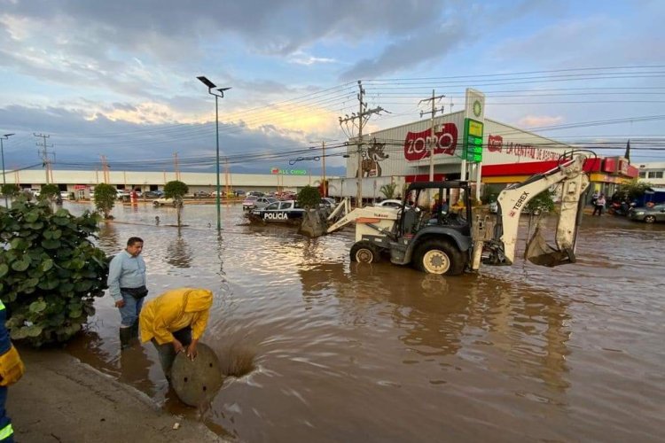 Lluvias provocan desborde de canal en Chalco, Estado de México