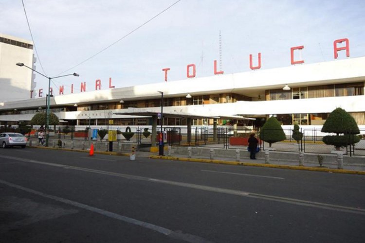 Mujer es atropellada frente a terminal de Toluca