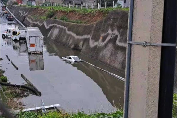 Fuertes lluvias ocasionan inundaciones en Cuautitlán Izcalli y Tultepec, Edomex
