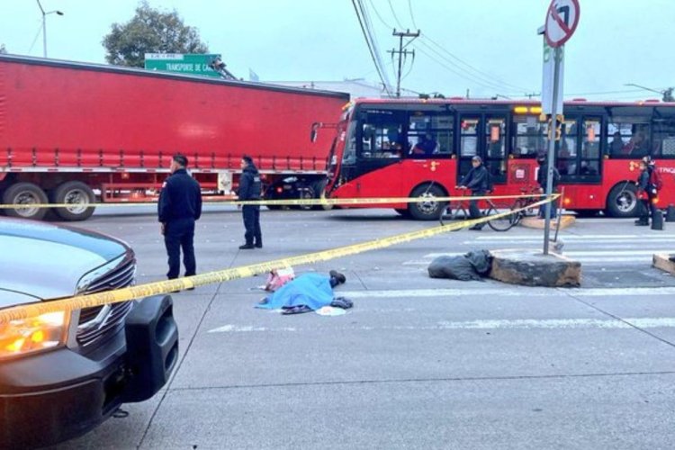 Transporte público atropella a mujer y muere en la CDMX