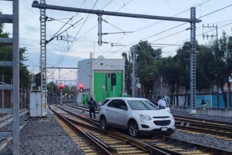 Camioneta invade vías del Tren Ligero en la CDMX; provoca suspensión del servicio