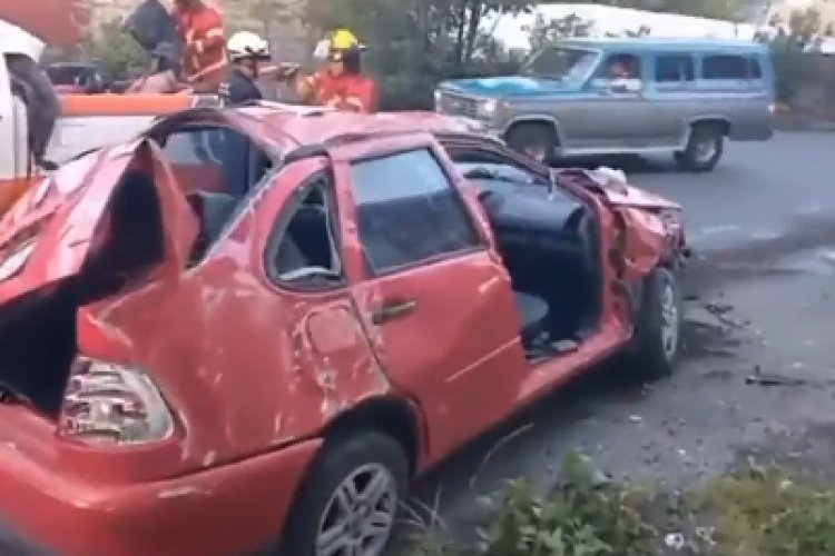 Aparatoso accidente en la México-Puebla deja tres heridos; una mujer quedó prensada en el vehículo