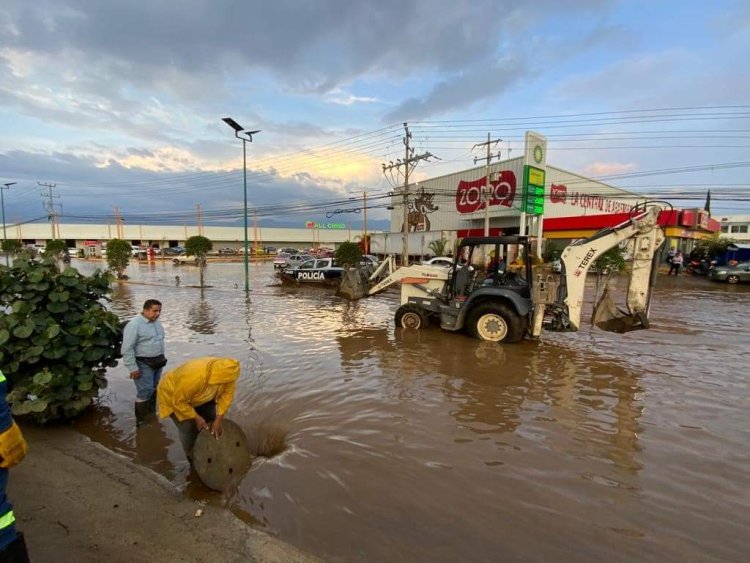 Lluvias provocan desborde de canal en Chalco, Estado de México