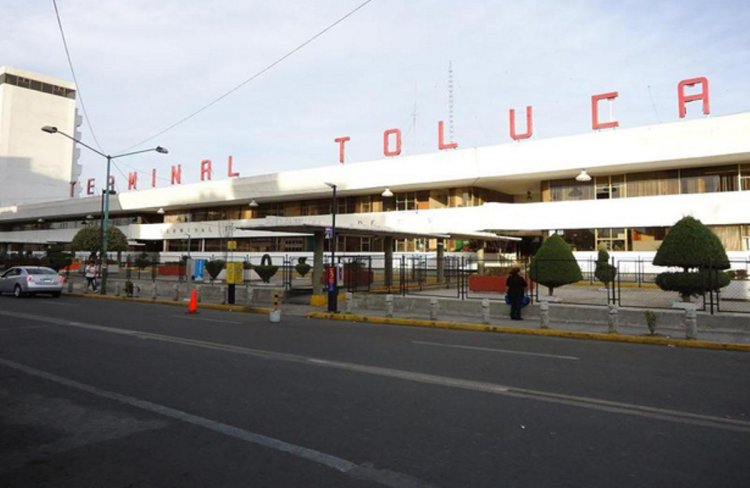 Mujer es atropellada frente a terminal de Toluca