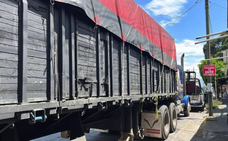 Encuentran a más de 300 migrantes abandonados en camiones de carga en Veracruz