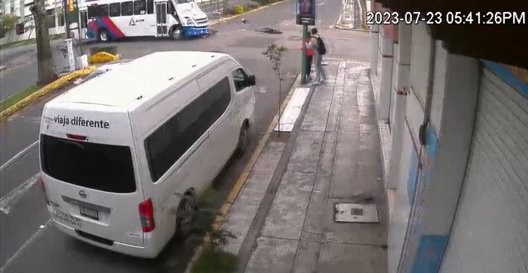 Video: Camión de pasajeros impacta a motociclista en calles de Toluca, Edomex