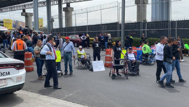 Personas discapacitadas bloquean el AICM, exigen ayuda del gobierno