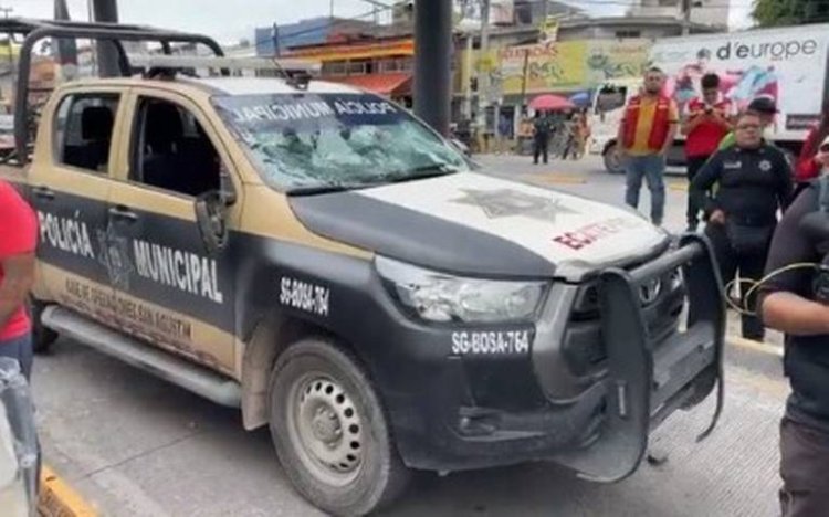 Patrulla de Ecatepec arrolla a una mujer en la Vía Morelos
