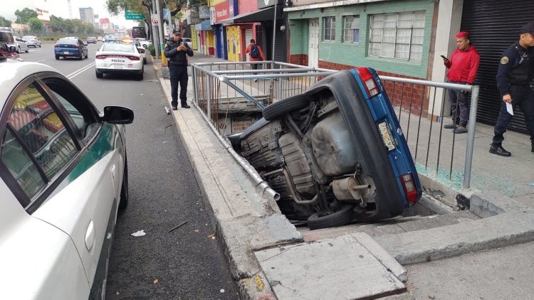 Automóvil cae en desnivel sobre Tlalpan