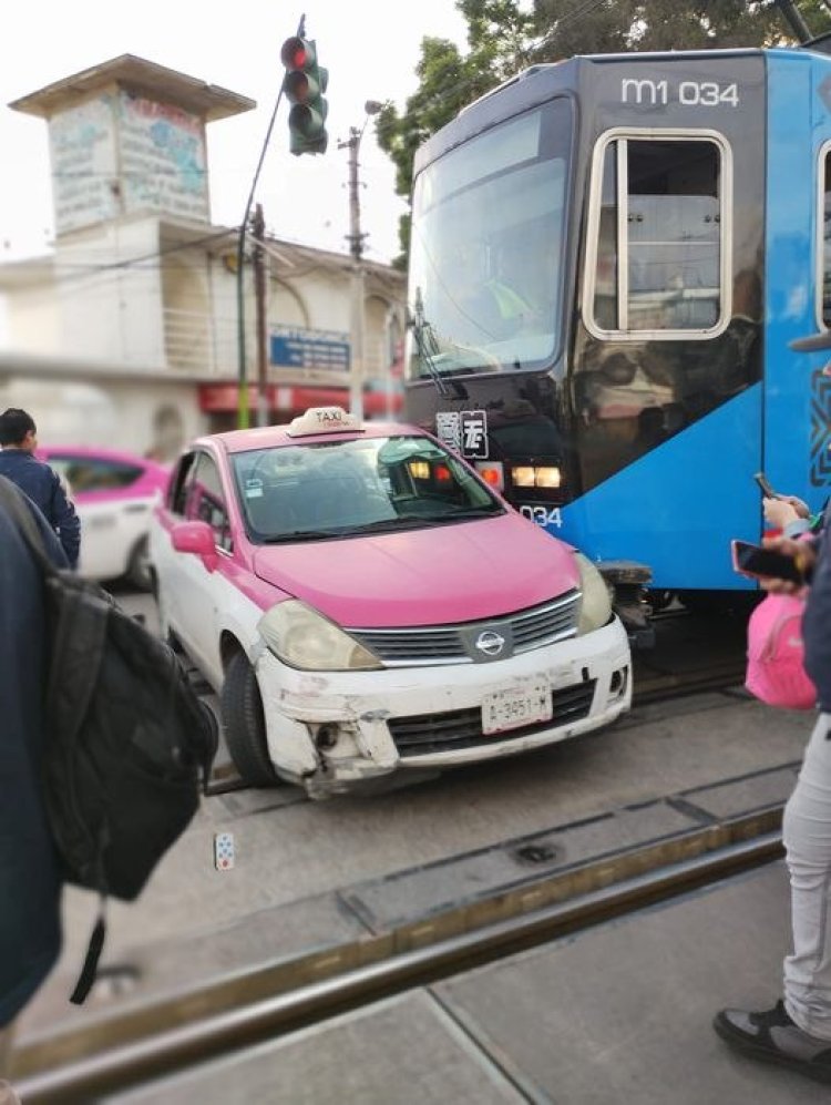 Reportan choque entre Tren Ligero y Taxi en la CDMX