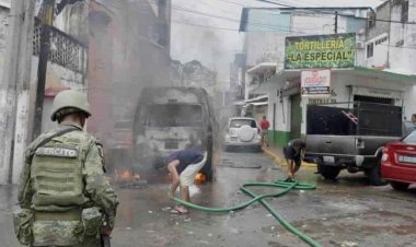 Matan a 2 personas y queman transporte público en Acapulco
