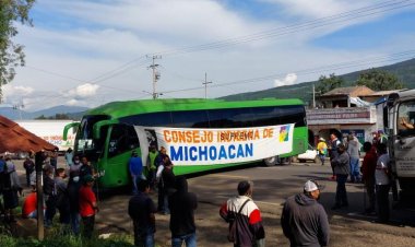 Indígenas bloquean las carreteras en Michoacán