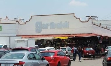 Protestan comerciantes por clausuras en el mercado de La Cruz en Querétaro