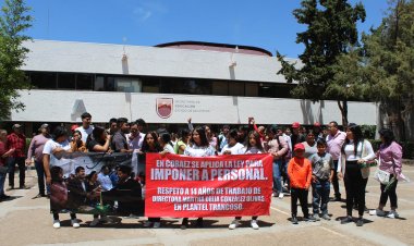 Maestros, alumnos y padres de familia de la comunidad de Cobaez, luchan a favor de la no destitución de su directora
