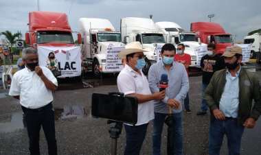 Pasajeros denuncian los malos tratos en la terminal de Lázaro Cárdenas