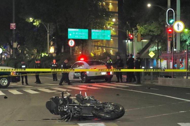 Motociclista muere tras salir proyectado en Paseo de la Reforma, CDMX