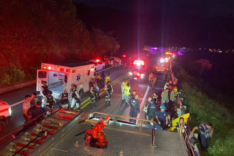 Mueren 15 personas tras volcadura de un camión, chofer se quedó dormido