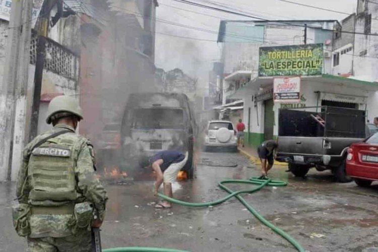 Matan a 2 personas y queman transporte público en Acapulco