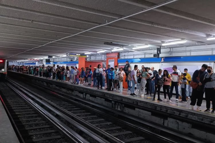Identifican a hombre que arrojó a joven en el Metro Hidalgo; familiares niegan relación entre ellos