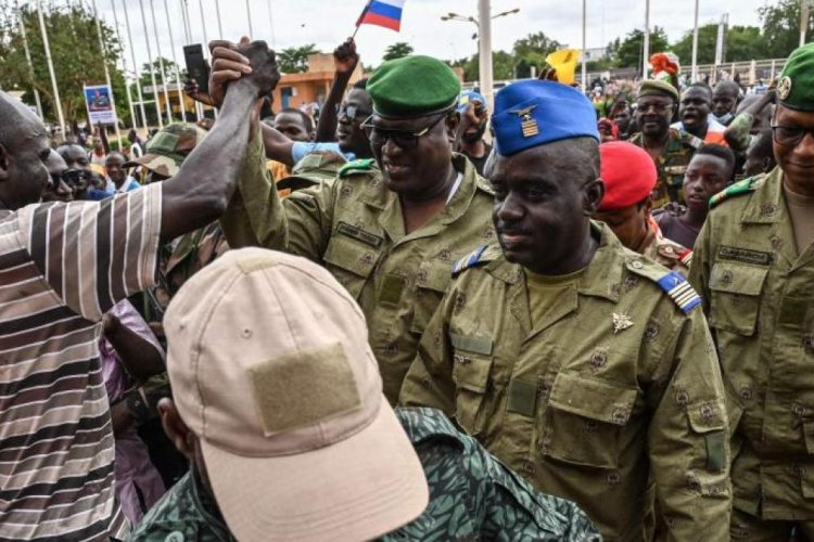 Francia prepara sus fuerzas armadas para atacar Níger