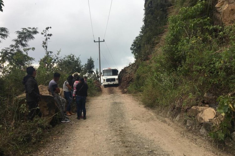 Comunidades de la región Otomí-Tepehua padecen aislamiento debido a la mala infraestructura de caminos y carreteras.