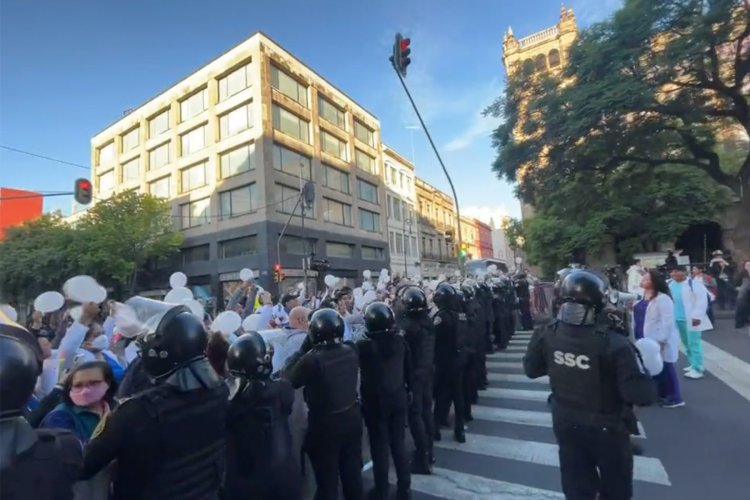 Personal de salud de CDMX protestan en Palacio Nacional: policías los encapsulan