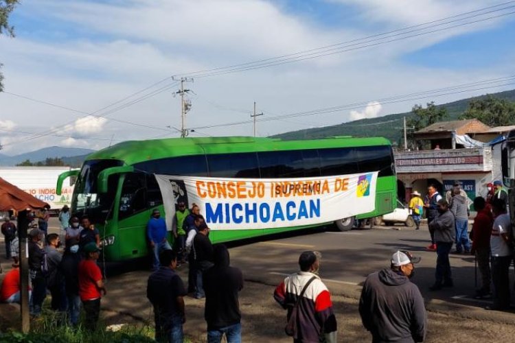 Indígenas bloquean las carreteras en Michoacán