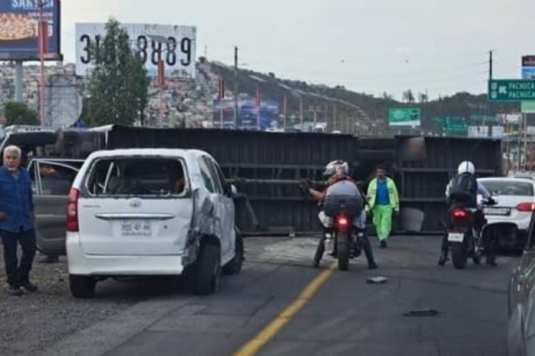 Volcadura provoca accidente en la México-Pachuca; una mujer falleció