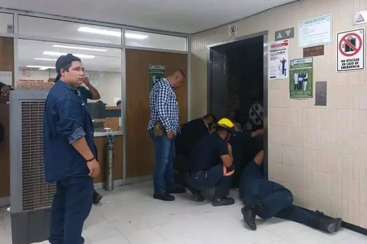 Rescatan a personas atrapadas en elevador del IMSS en Coahuila