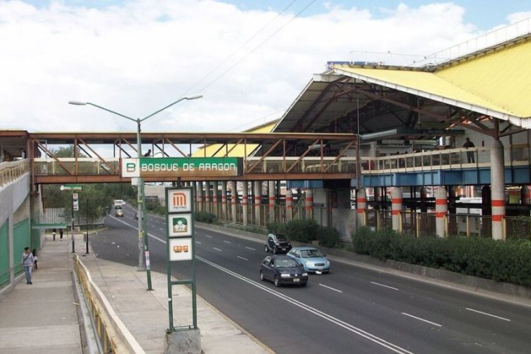 Muere mujer que se arrojó a las vías del Metro Bosque de Aragón en la CDMX